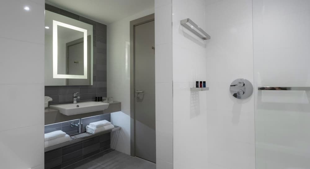 Clayton Hotel Bristol City Deluxe Double Room 5