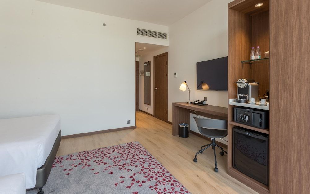 Comfort Hotel Jeddah King Road Standard Room, 2 Queen Beds 11