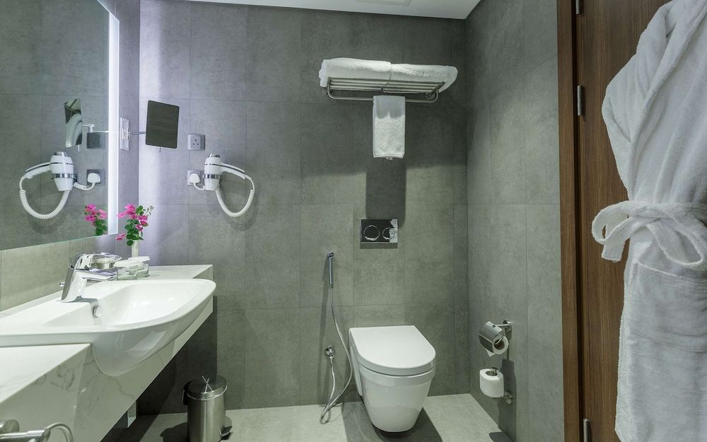 Comfort Hotel Jeddah King Road Standard Room, 2 Queen Beds 7