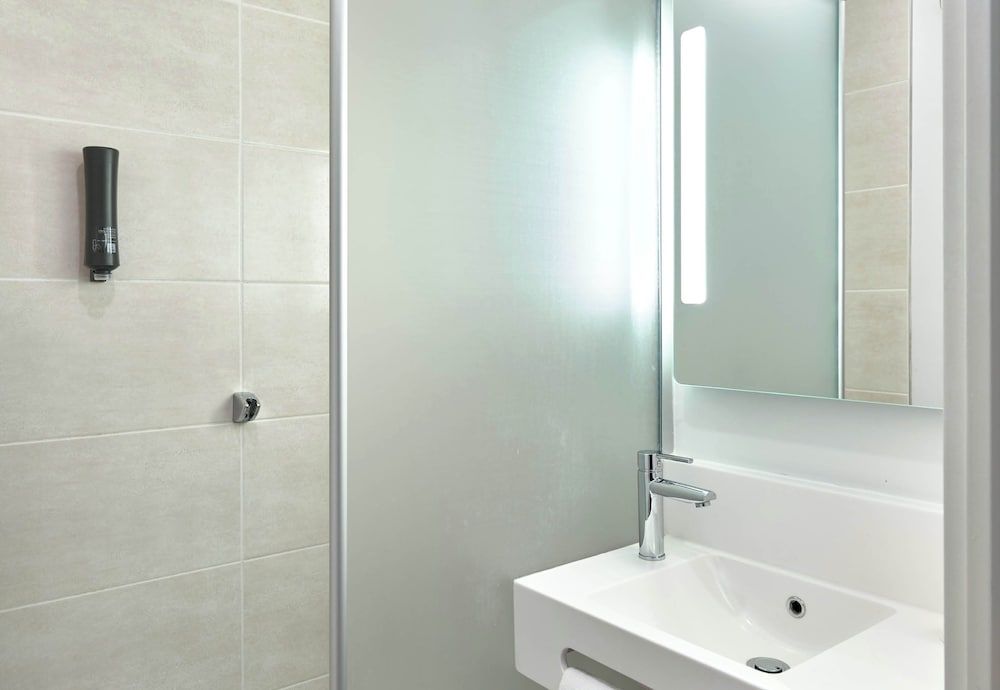 B&B HOTEL Paris Meudon Vélizy Quadruple Room 8