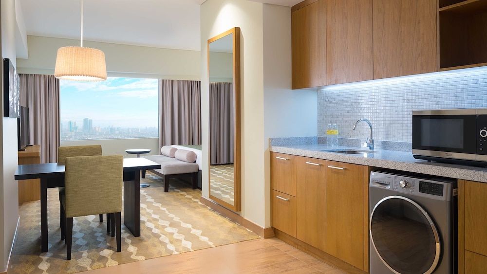 Holiday Inn & Suites Jakarta Gajah Mada by IHG Suite, 1 King Bed, City View (High Floor) 8