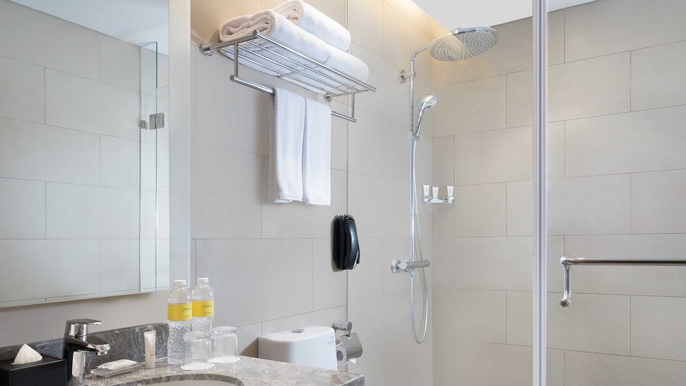 Holiday Inn & Suites Jakarta Gajah Mada by IHG Suite, 1 King Bed, City View (High Floor) 5