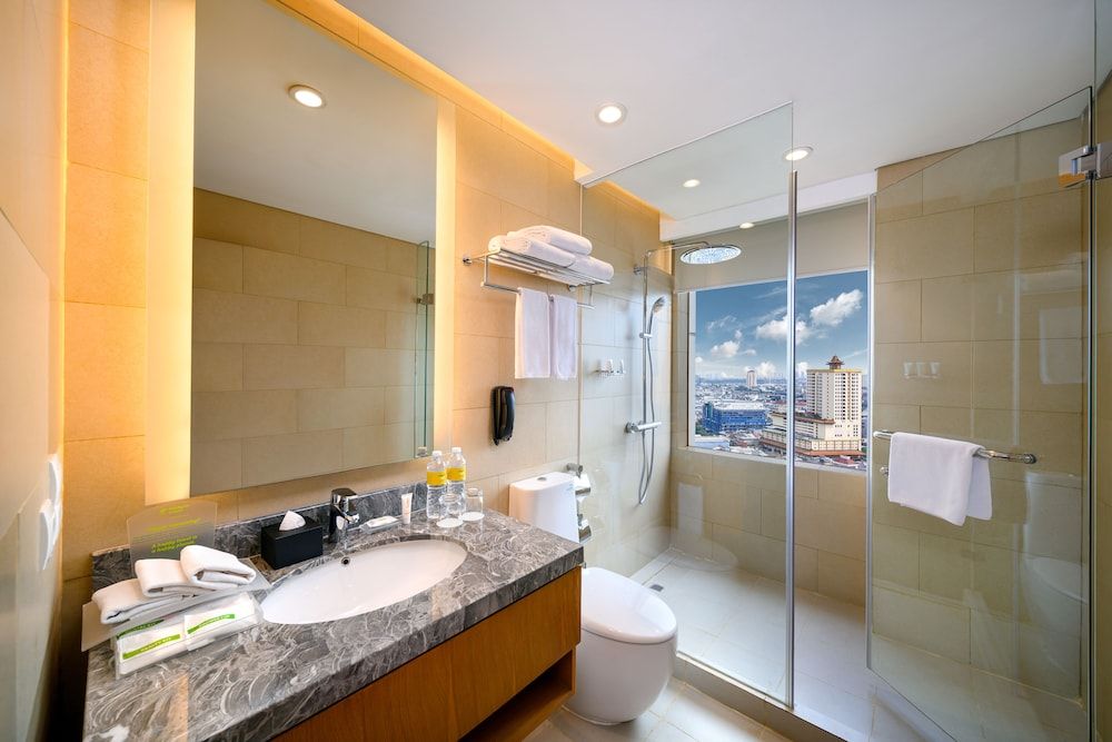 Holiday Inn & Suites Jakarta Gajah Mada by IHG Suite, 1 King Bed, City View (High Floor) 6