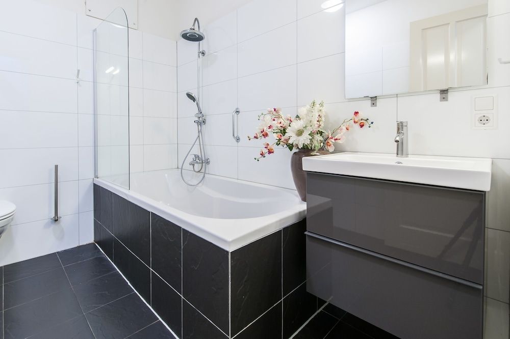 Deep Soaking Bathtub