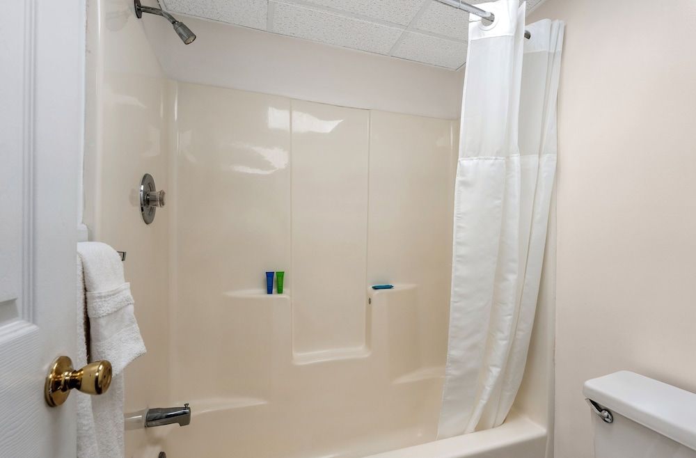 Atlantic Oceanside Dewey Atlantic Oceanside Deluxe King Bed Room 6