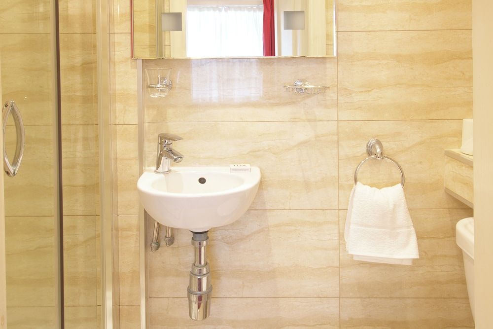 Balmoral House Hotel Double or Twin Room 8