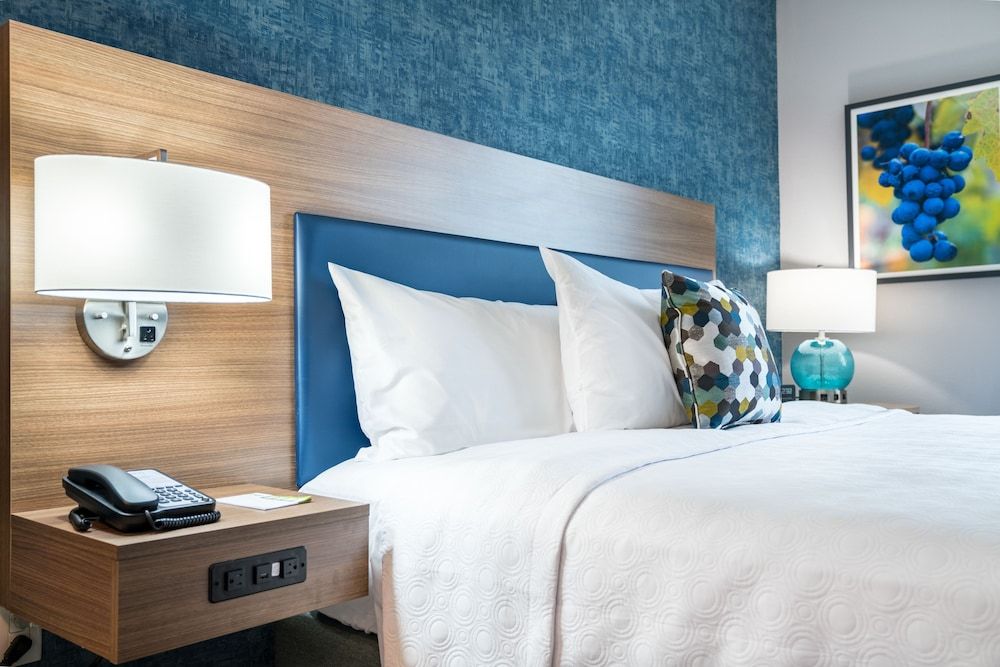 Room, 1 King Bed, Accessible (3x3 Shower)