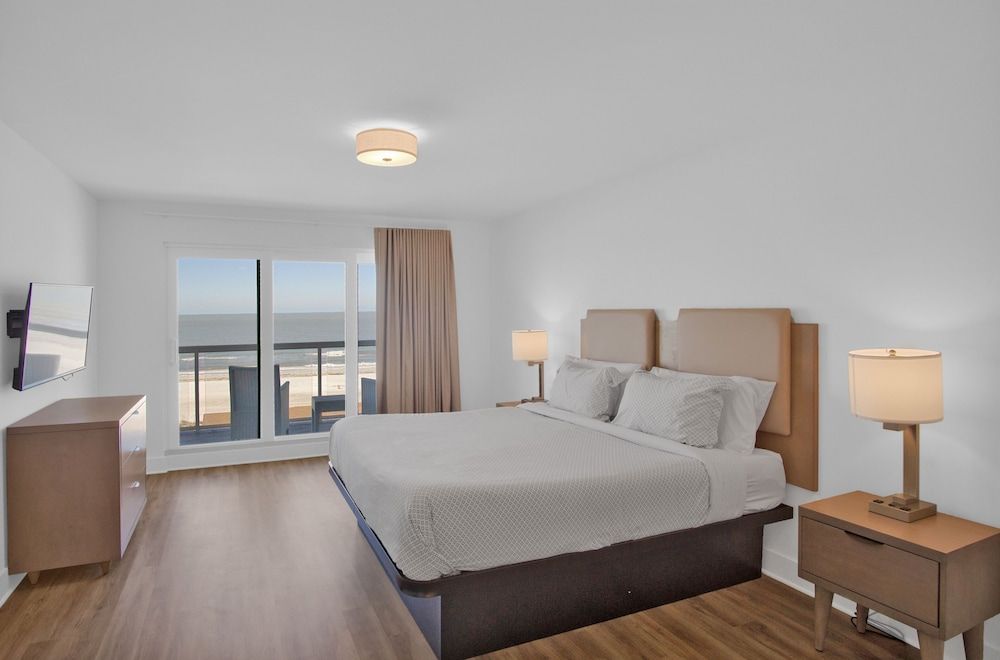 The Avalon Club Grand Suite, 3 Bedrooms, Ocean View 3