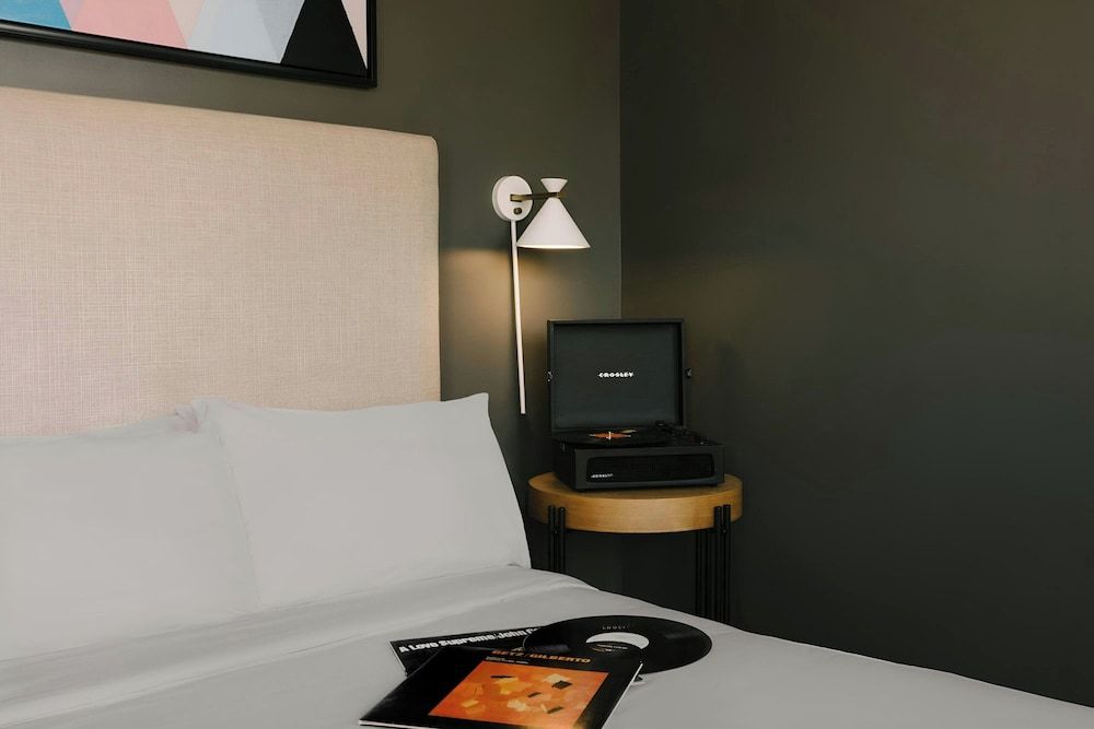 Superior Studio, 1 King Bed, City View