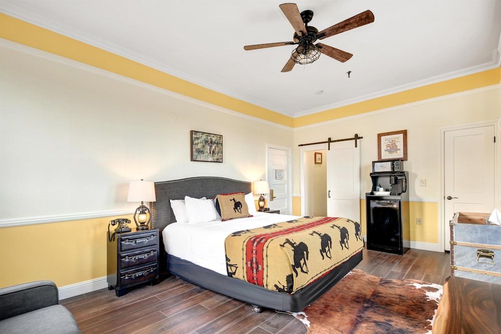 Suite, 1 King Bed, Refrigerator & Microwave, Park View