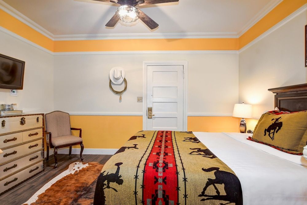 Standard Room, 1 King Bed, Non Smoking (Larger Room)