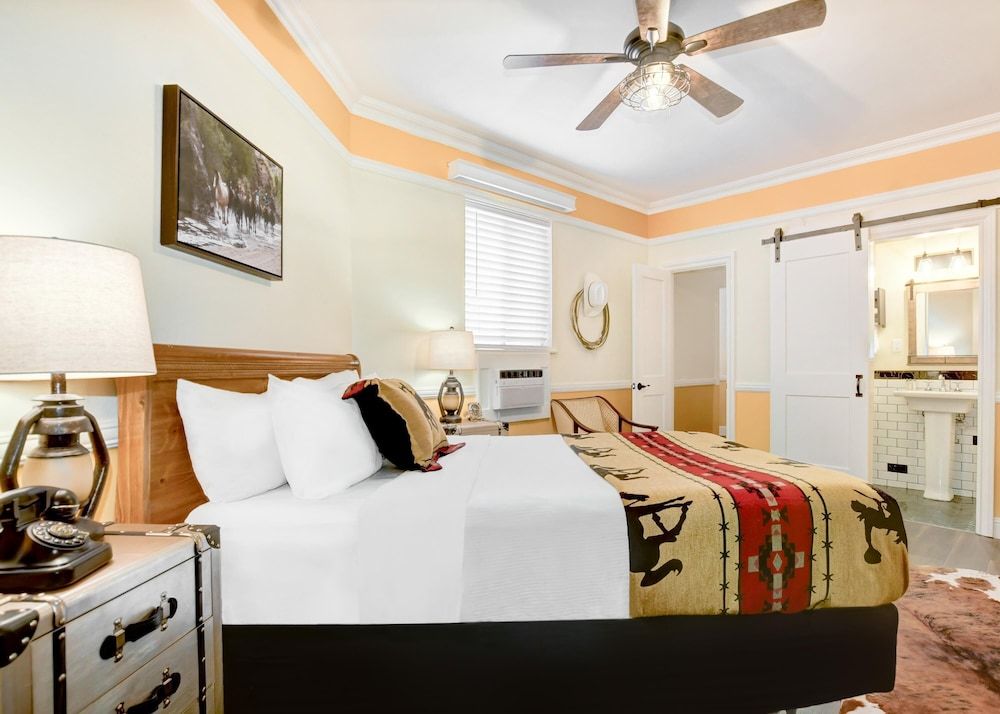 Standard Room, 1 King Bed, Non Smoking (Larger Room)