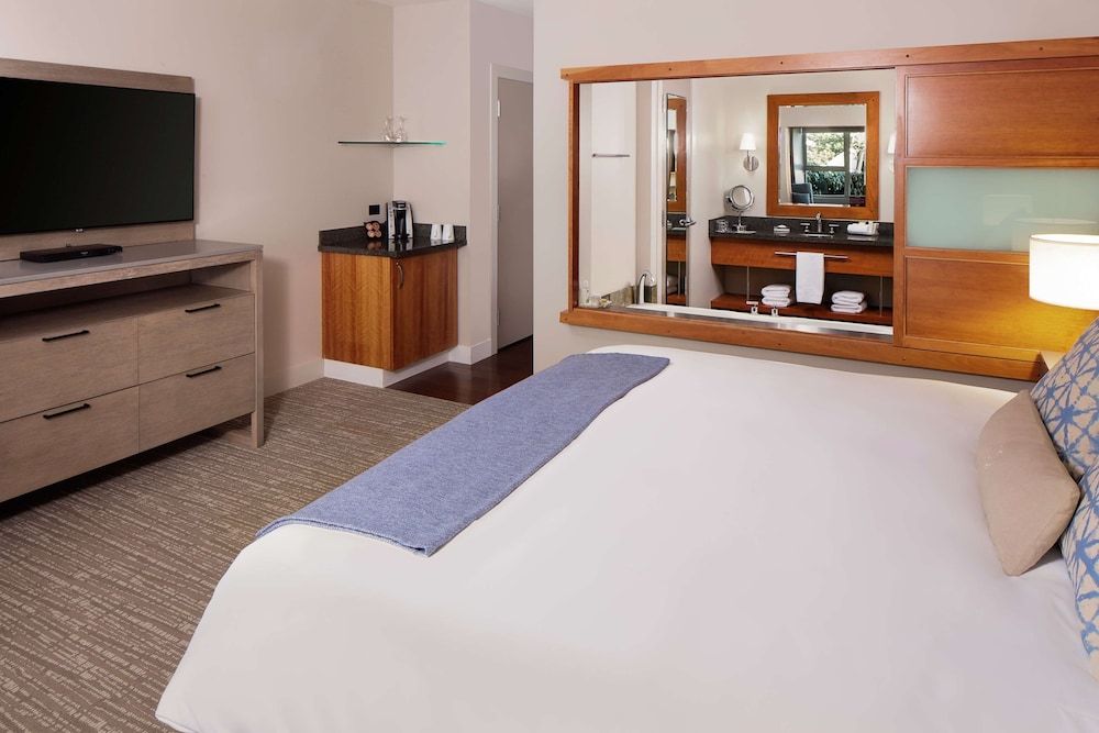 Room, 1 King Bed (Partial Bay View)