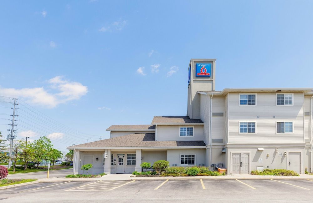 undefined Studio 6 Mississauga, ON - Toronto 4