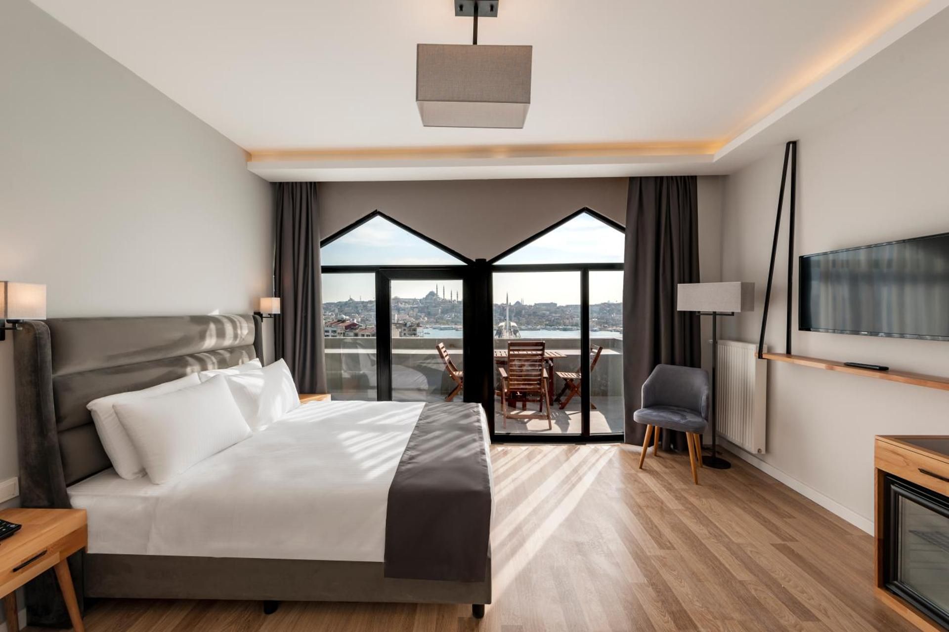 Deluxe Sea View Double or Twin Room with Balcony