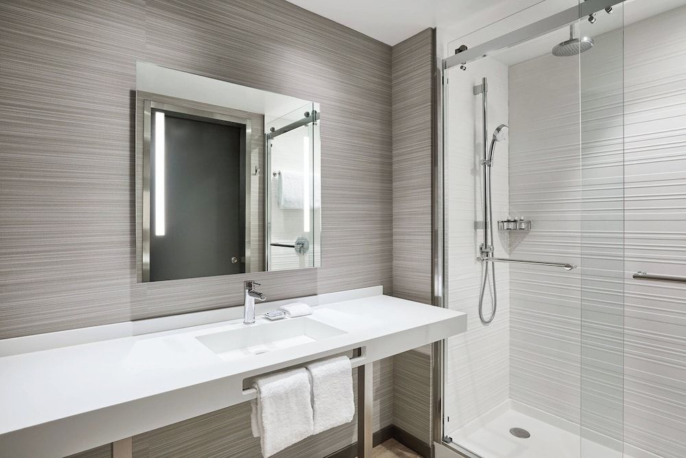 AC Hotel by Marriott Phoenix Biltmore Room, 2 Queen Beds, Non Smoking 3