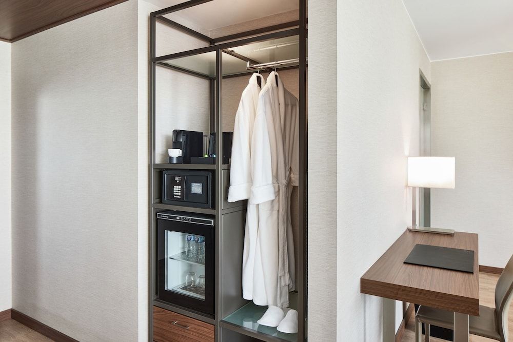 AC Hotel by Marriott Phoenix Biltmore Room, 2 Queen Beds, Non Smoking 6