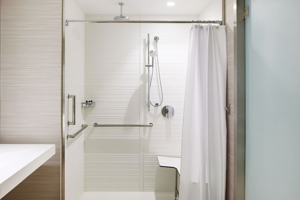 AC Hotel by Marriott Phoenix Biltmore Room, 2 Queen Beds, Non Smoking 5