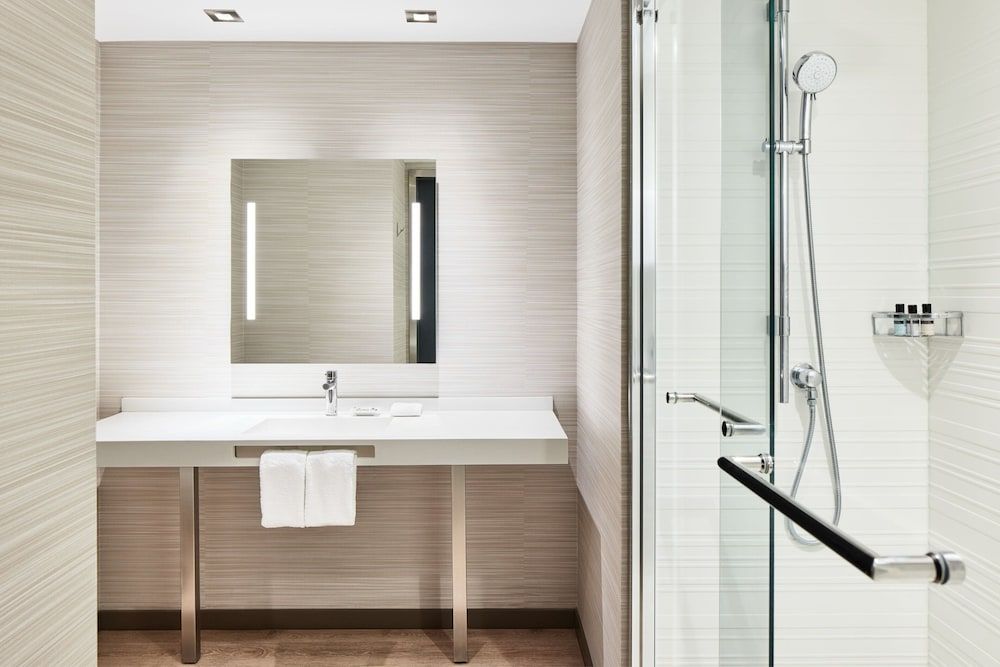 AC Hotel by Marriott Phoenix Biltmore Room, 2 Queen Beds, Non Smoking 4