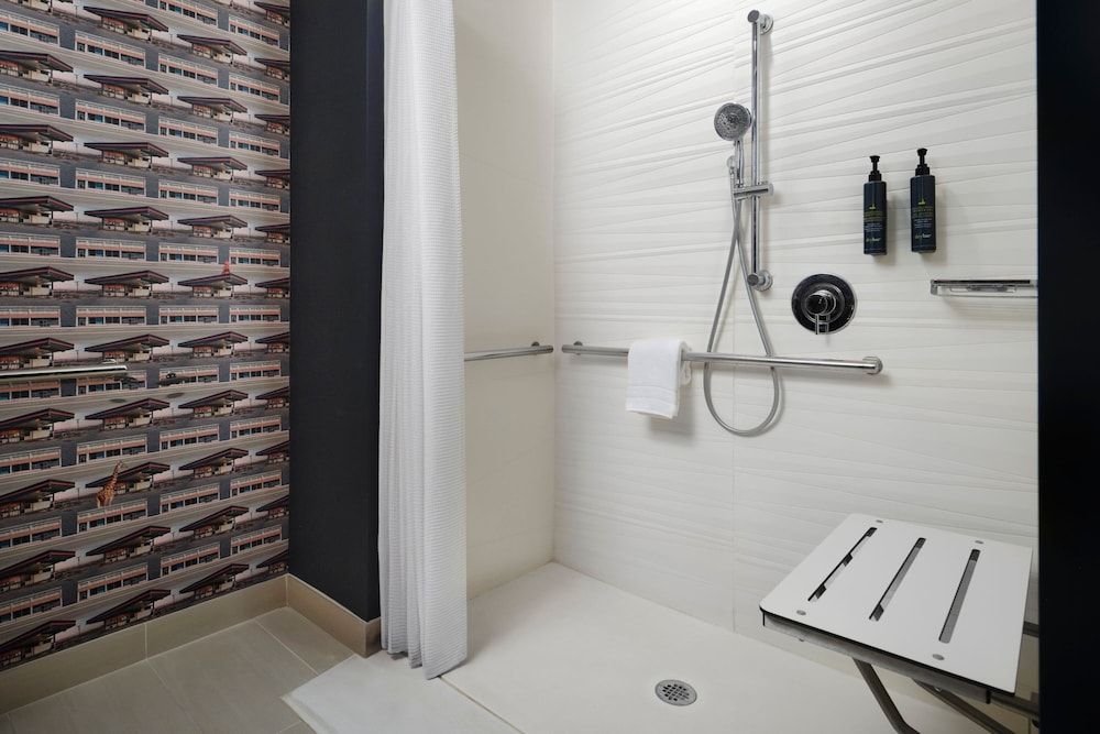 Aloft Orlando International Drive Room, 2 Queen Beds (Mobility/Hearing Accessible, Tub) 6