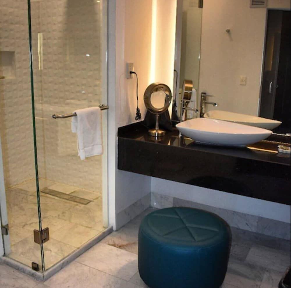 Premium Suite, 1 King Bed, City View