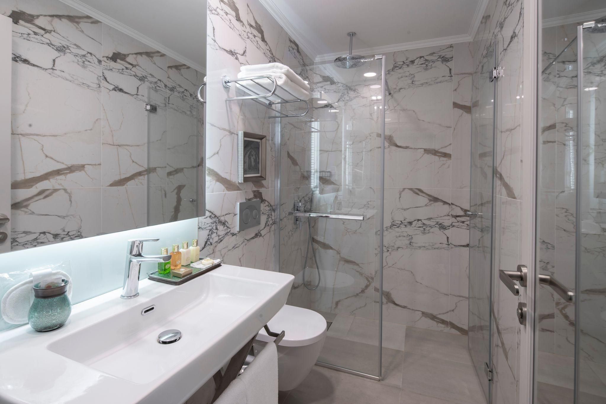 undefined Akka Suites 8