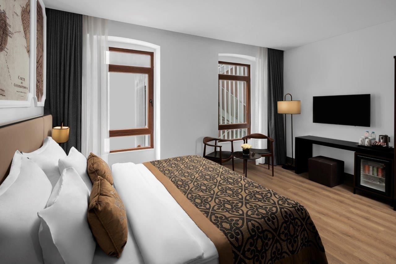 Deluxe No View Suite with French and Sofa Bed