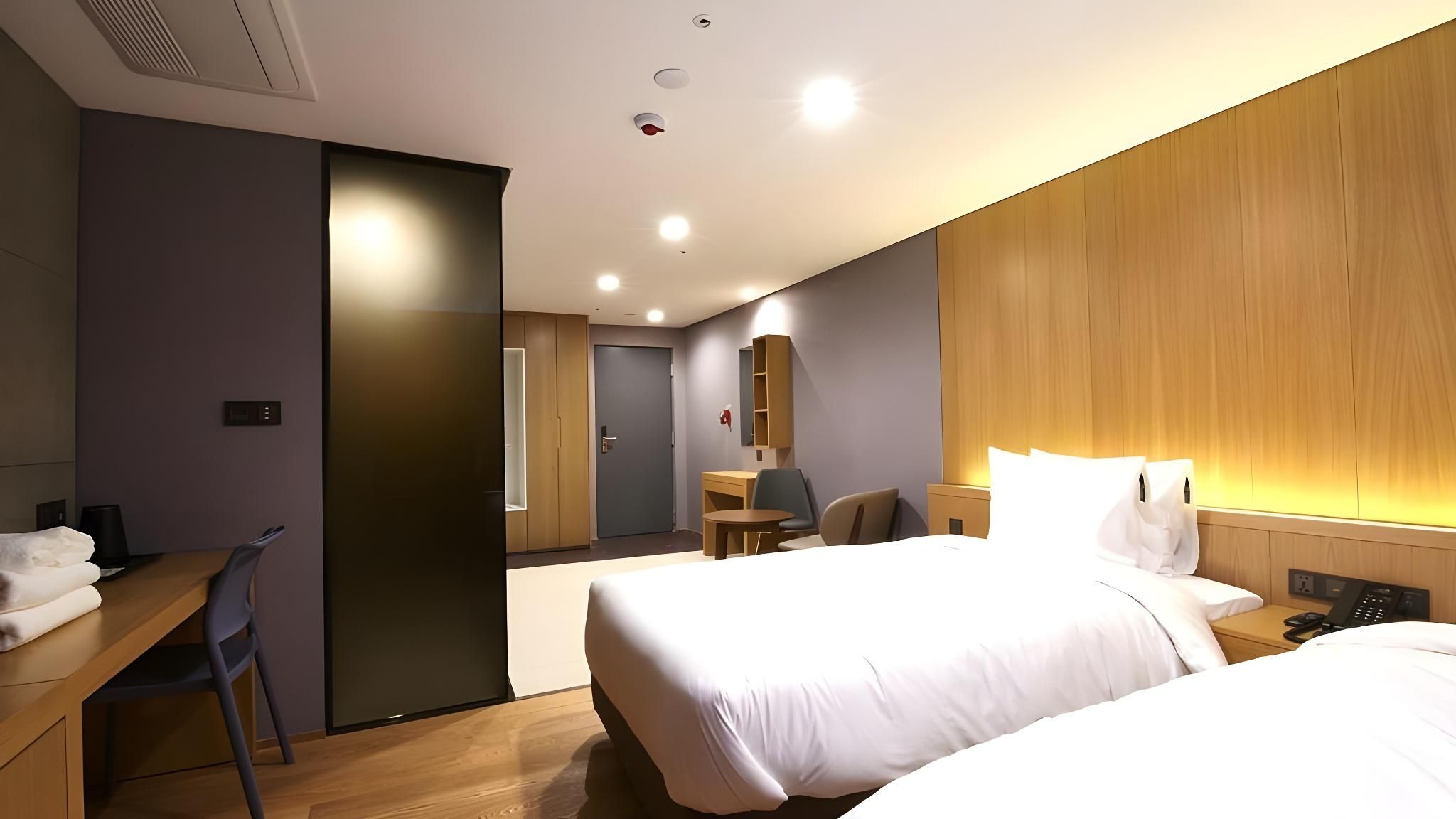 Run of House (Room Type Randomly Assigned)