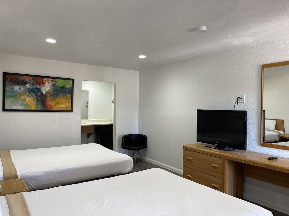 Palms Inn & Suites Basic Room, 2 Queen Beds, Smoking, Refrigerator 3