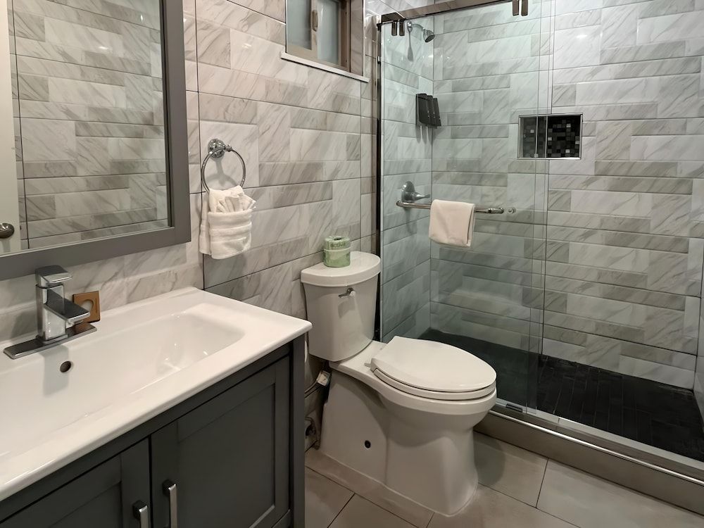 Inn By the Bay Monterey Standard Room, 1 King Bed (No pets) 9