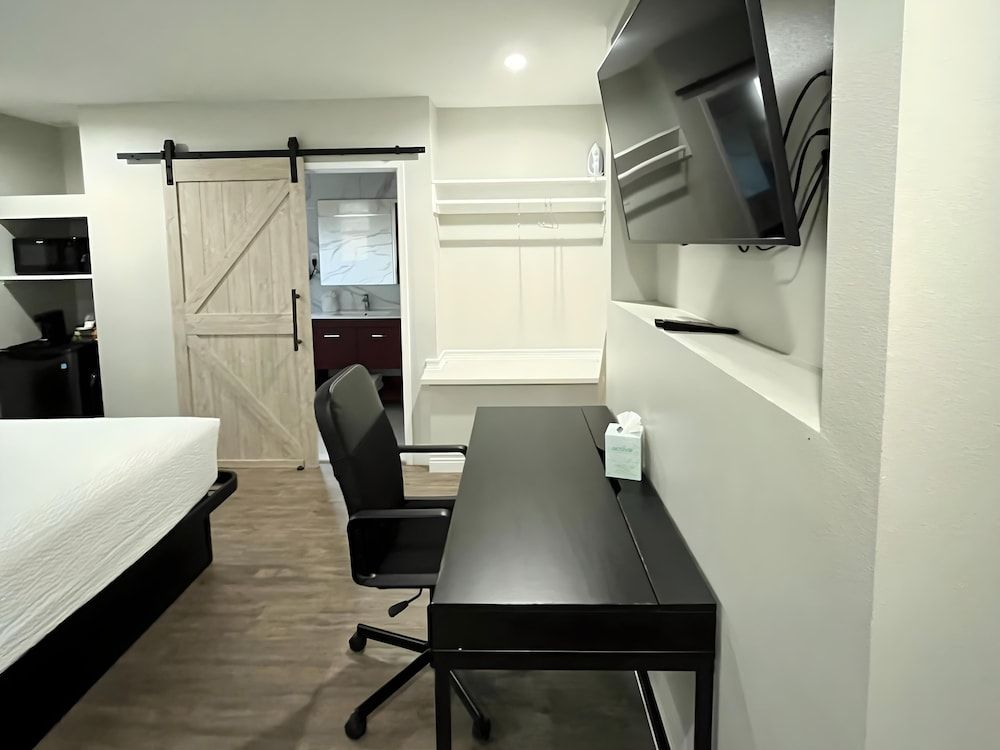 Inn By the Bay Monterey Standard Room, 1 King Bed (No pets) 11