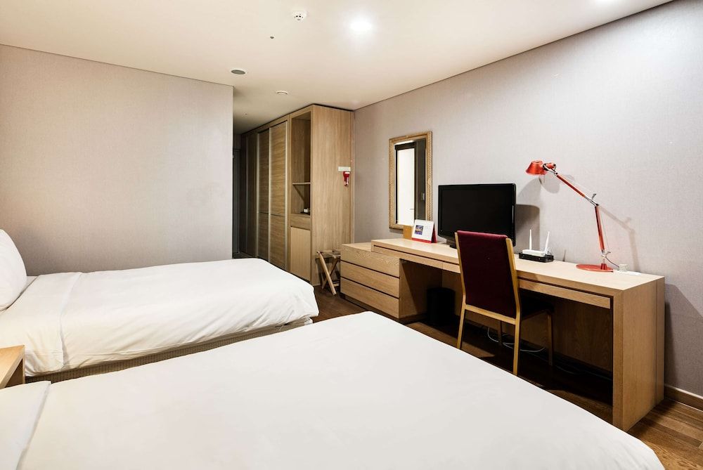Ramada Hotels & Suites Seoul Namdaemun Superior Twin Room 2