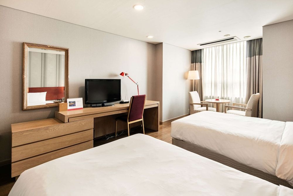 Ramada Hotels & Suites Seoul Namdaemun Superior Twin Room 5