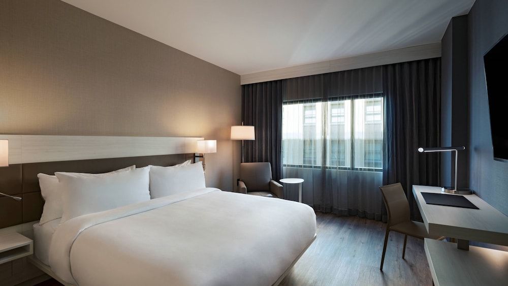 Room, 1 King Bed, Non Smoking (Mobility/Hearing Accessible, Tub)