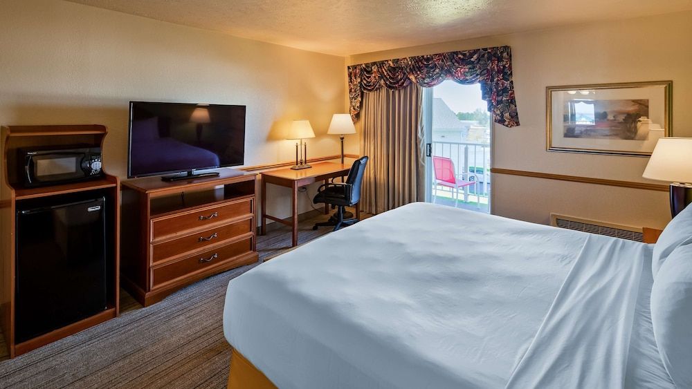 Apple Tree Inn, SureStay Collection by Best Western Standard Room, 1 King Bed, Non Smoking, Balcony