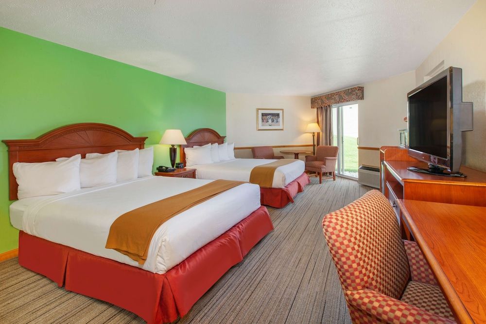 Apple Tree Inn, SureStay Collection by Best Western Suite, Multiple Beds, Non Smoking, Patio 2