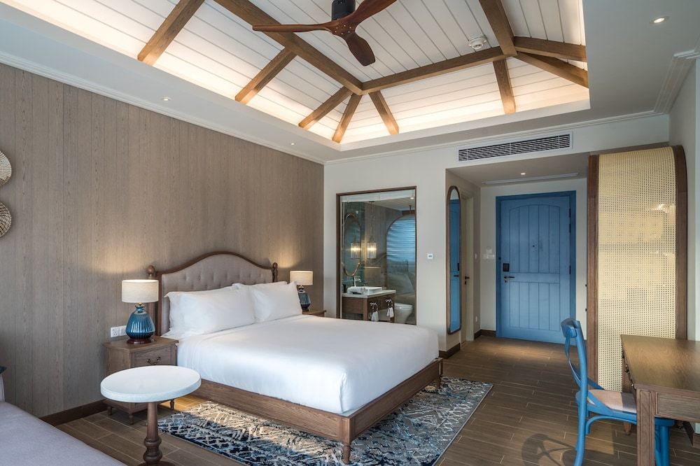 Premium Room, 1 King Bed (Deluxe)