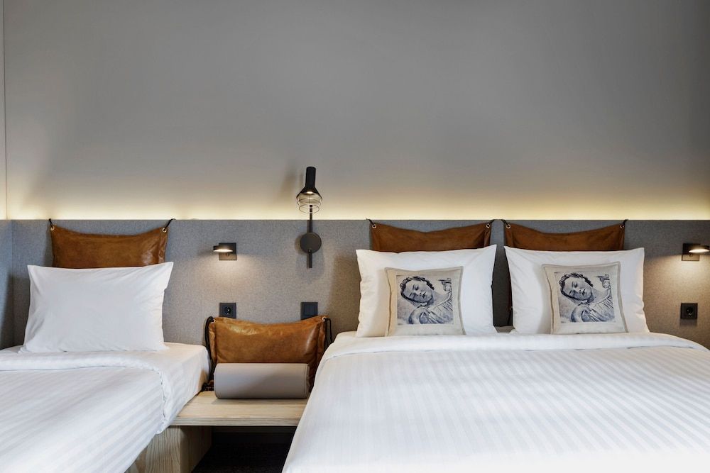 Moxy Kaunas Center Family Room, 1 Queen Bed