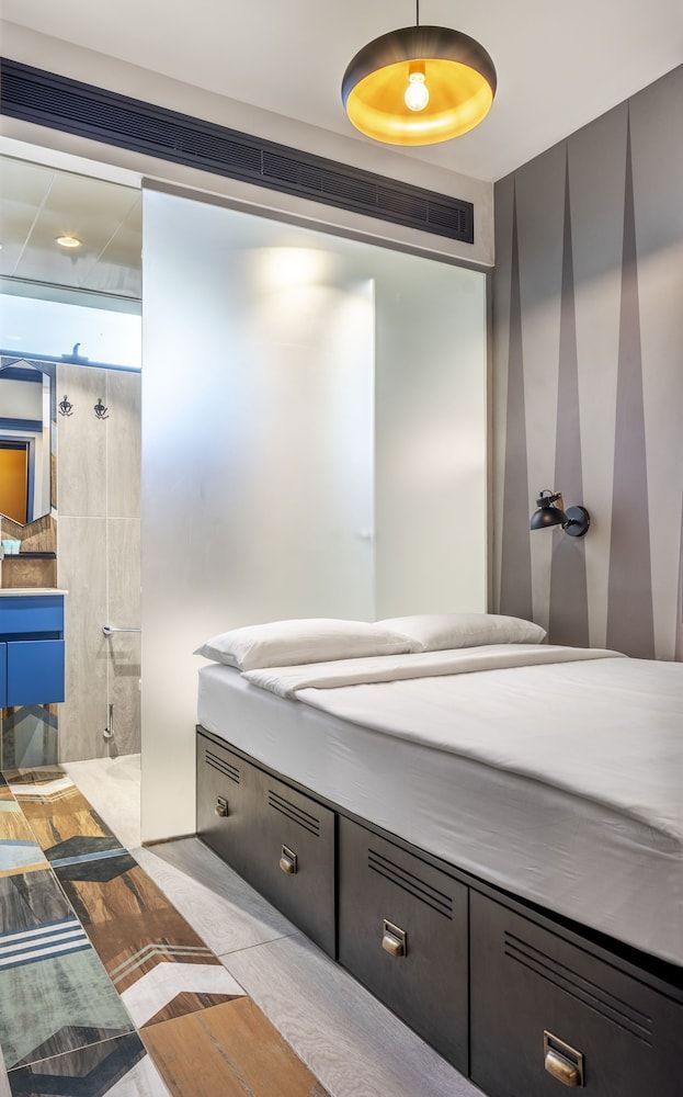 The Spot Hostel Double Capsule Room 5