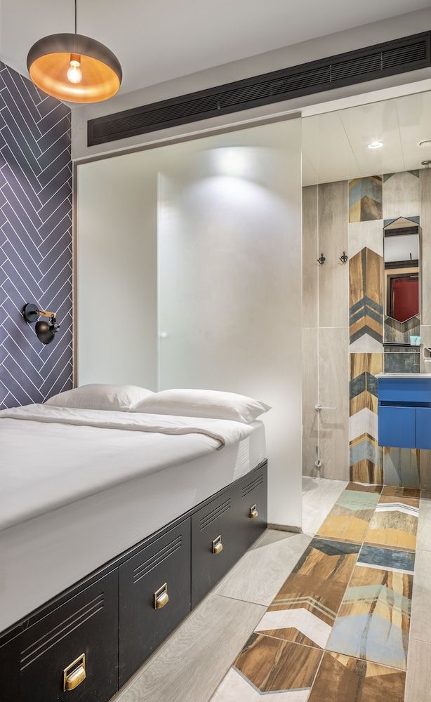 The Spot Hostel Double Capsule Room 7