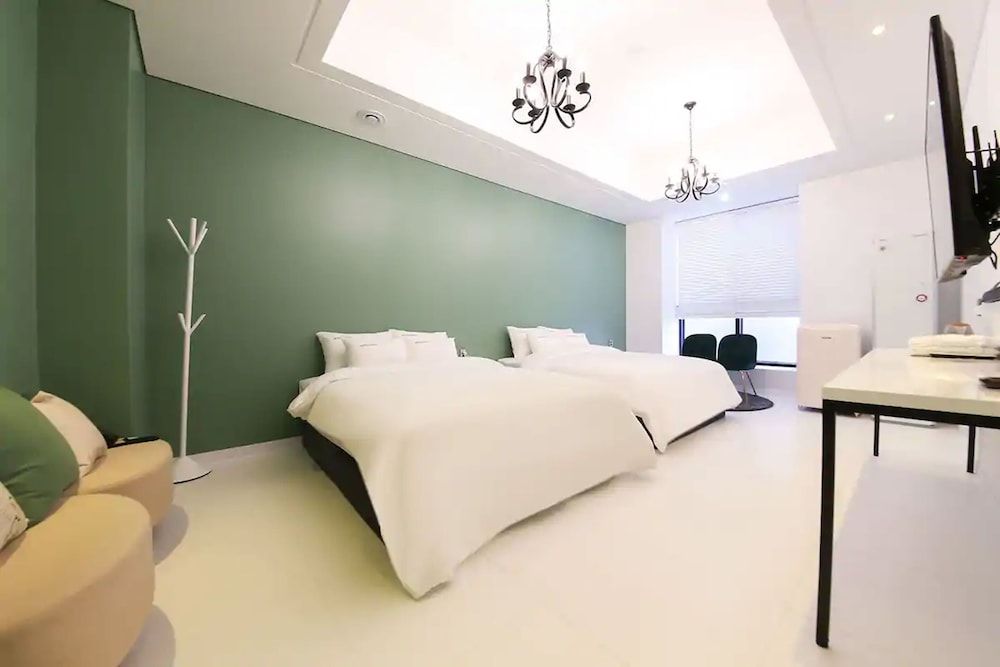 Hotel RAUM Deluxe Twin Room, 2 Double Beds 3