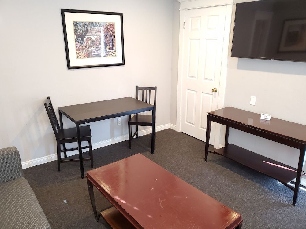 Coronado Inn Family Suite, Multiple Beds, Kitchen 5