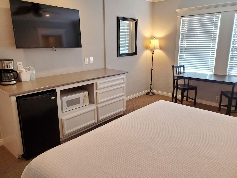 Coronado Inn Deluxe Suite, 1 King Bed with Sofa bed, Kitchen 2