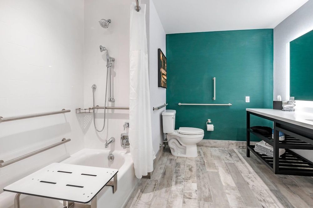 Cambria Hotel Louisville Downtown-Whiskey Row Room, 1 King Bed, Accessible, Non Smoking 3