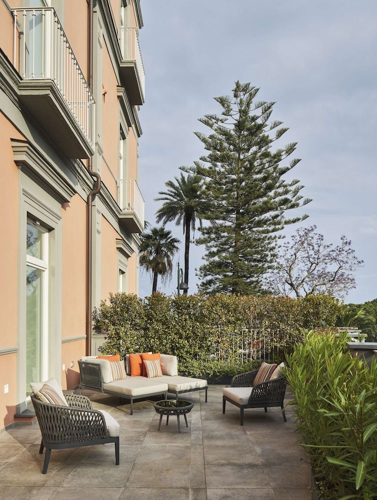 De Bonart Naples, Curio Collection by Hilton