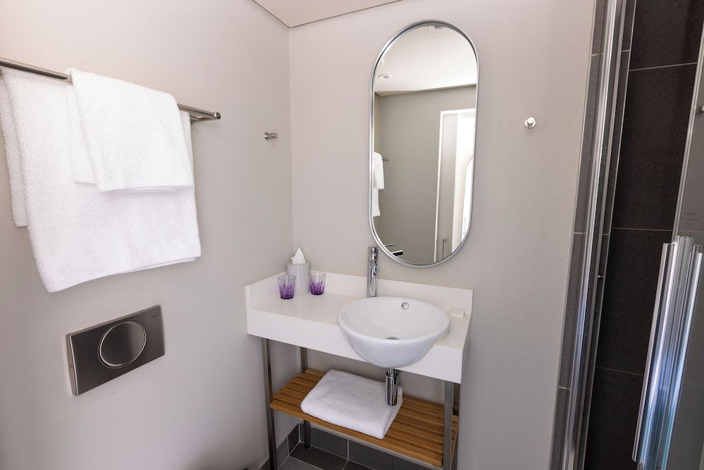 Stayeasy Cape Town City Bowl Standard Double Room 4
