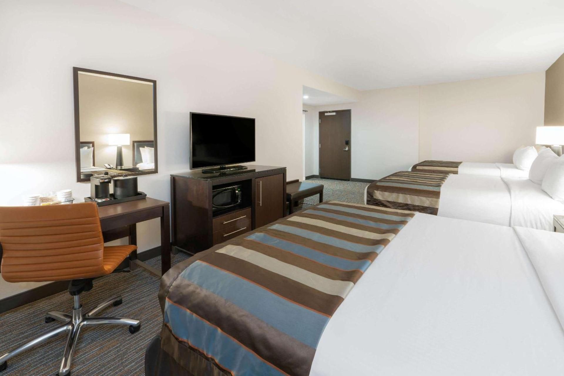 3 Queen Beds, Non-Smoking