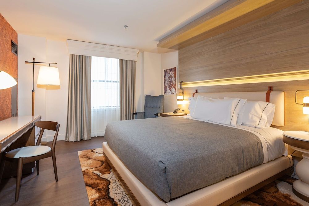 Deluxe Room, 1 King Bed, Accessible (Mobility, Roll-in Shower)
