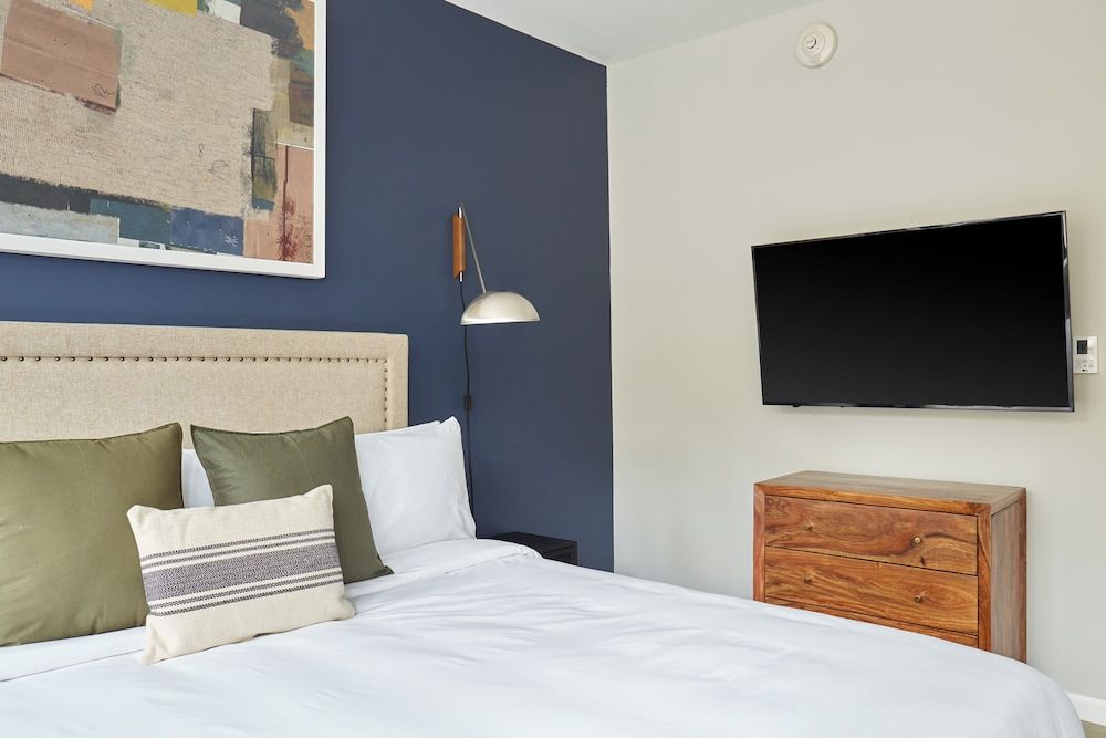 Deluxe Studio, 1 King Bed (Self Check-in with Virtual Front Desk)