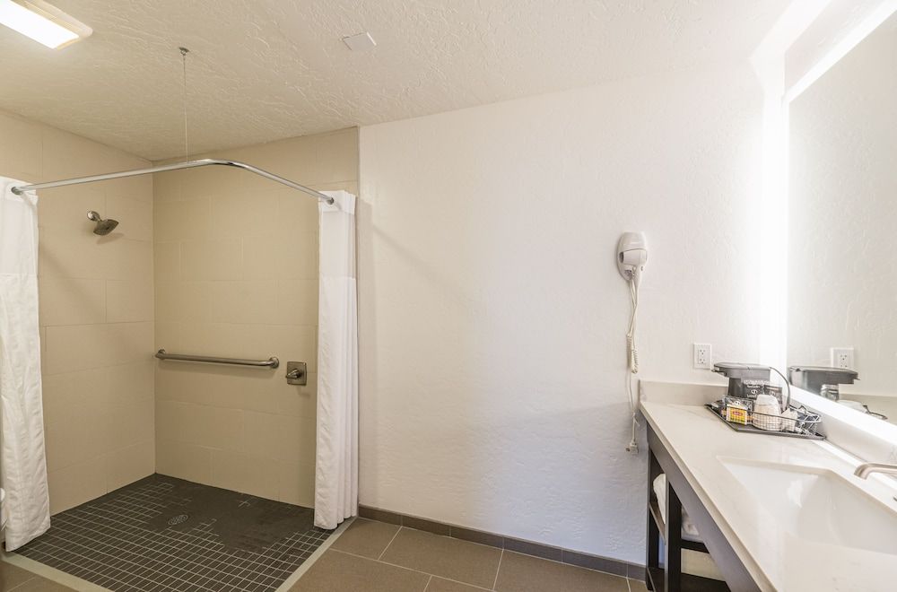 Lux Verde Hotel Double Room, 2 Queen Beds, Accessible, Private Bathroom 2